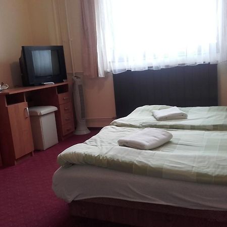 Domino Panzio Bed & Breakfast Szekesfehervar Exterior photo