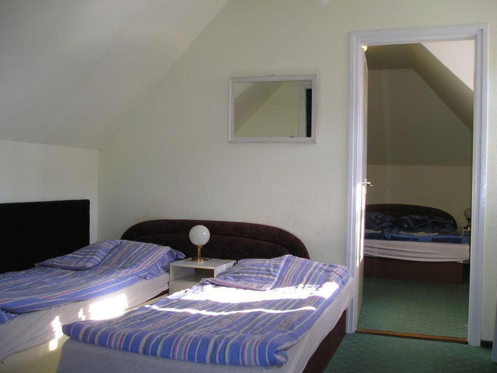 Domino Panzio Bed & Breakfast Szekesfehervar Exterior photo