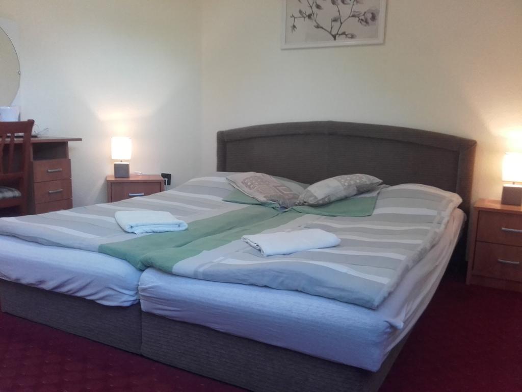 Domino Panzio Bed & Breakfast Szekesfehervar Room photo
