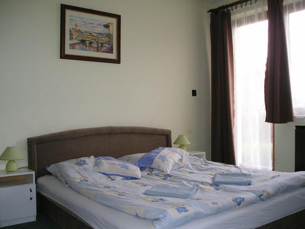 Domino Panzio Bed & Breakfast Szekesfehervar Room photo